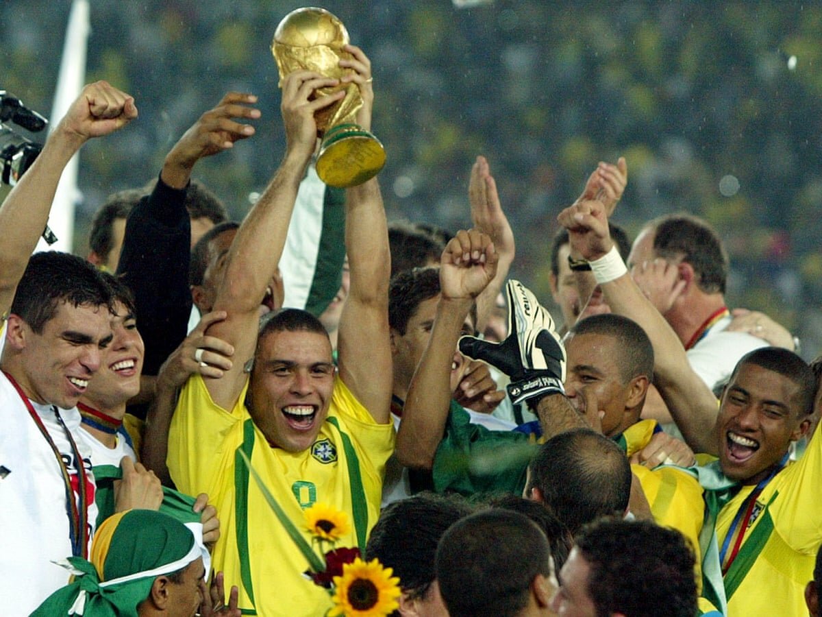 Ronaldo Luís Nazário de Lima tuổi bao nhiêu dừng sự nghiệp? 2 Khi Ronaldo Luís Nazário de Lima tuổi mới 14 đã đá giải hạng II tại Brazil