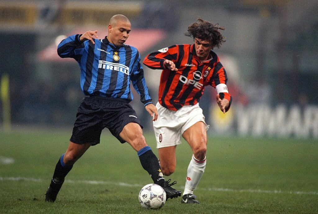 Ronaldo Luís Nazário de Lima tuổi bao nhiêu dừng sự nghiệp? 3 Cuối năm 1997 Ronaldo Nazario chuyển sang Inter Milan chơi giải đấu Serie A
