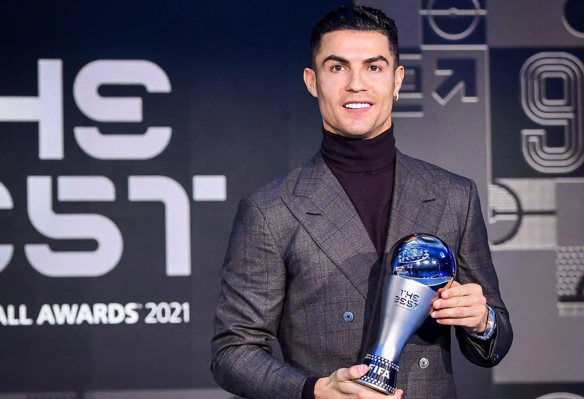 Ronaldo năm nay bao nhiêu tuổi? Danh hiệu có trong sự nghiệp 3 Điểm qua những danh hiệu bóng đá cao quý Ronaldo đặt được